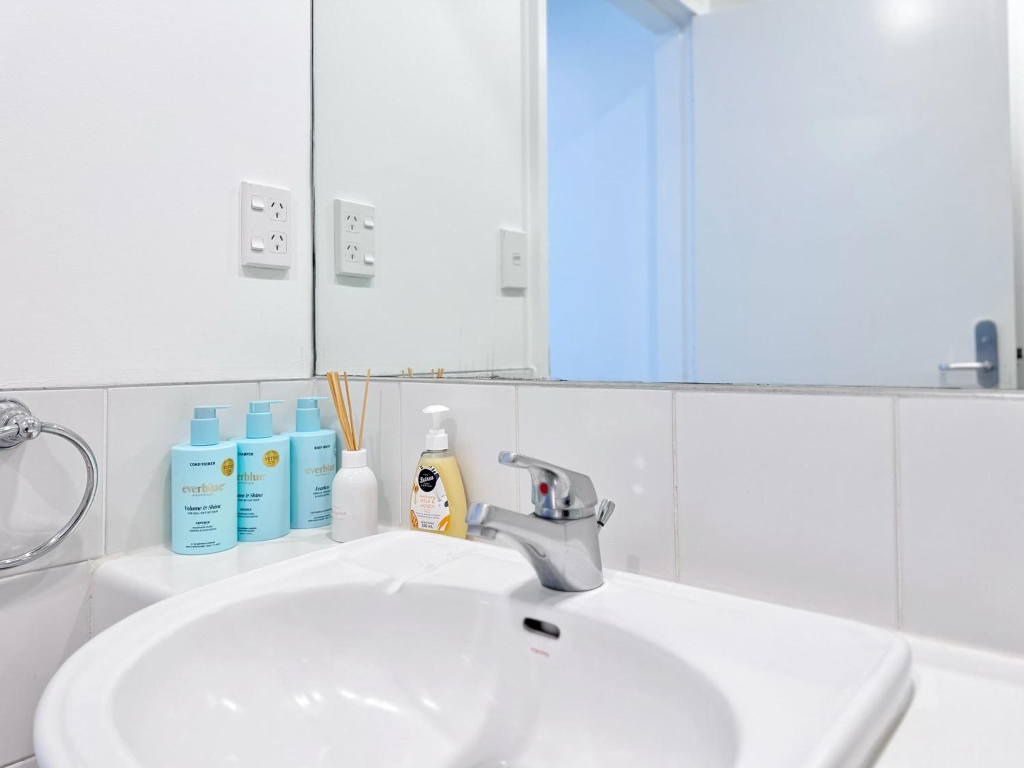 Free Parking Spacious 2br Walk To Sky Tower Apartment *
